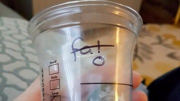 Un empleado escribe 'fat' en lugar de su nombre
