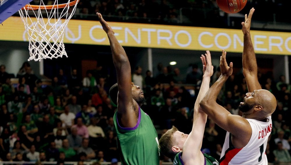 Mardy Collins tira a canasta ante Adam Waczynski y Vini Okouo