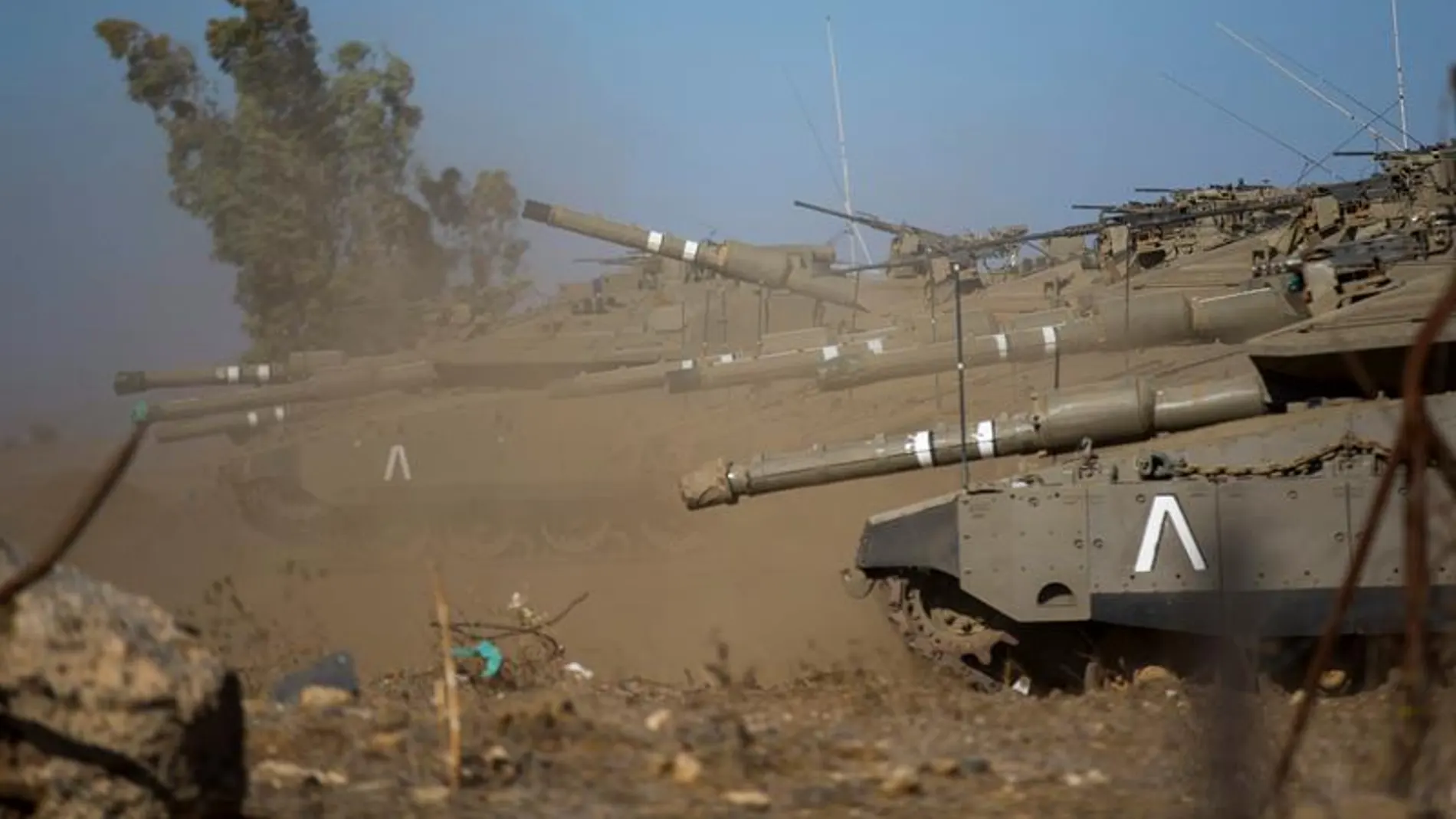 Tanques israelíes patrullan los Altos del Golán Tanques israelíes patrullan los Altos del Golán