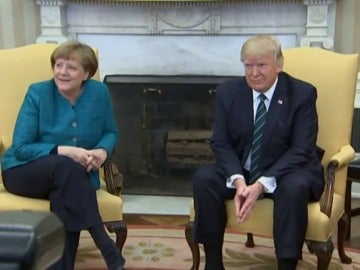 Frame 60.340983 de: Trump recibe a Merkel en la Casa Blanca en un intento de acercar posturas