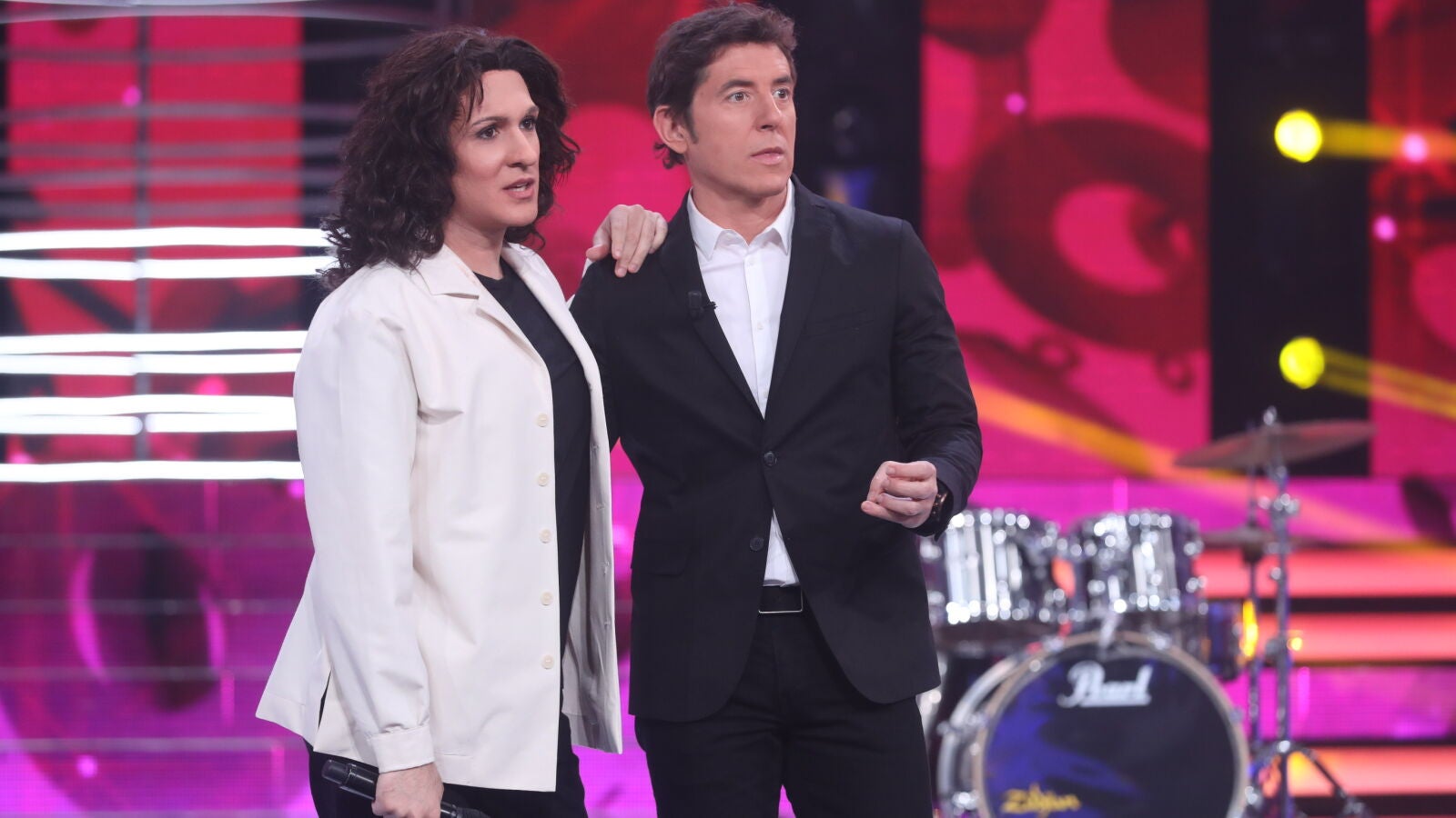 Àngel Llàcer, a Keunam: “Eres el concursante ideal para ‘Tu cara no me suena todavía’”