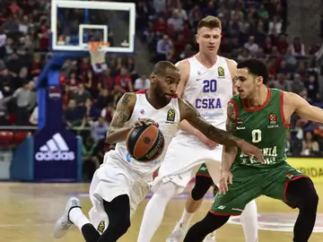 Aaron Jackson trata de superar a Shane Larkin Aaron Jackson trata de superar a Shane Larkin