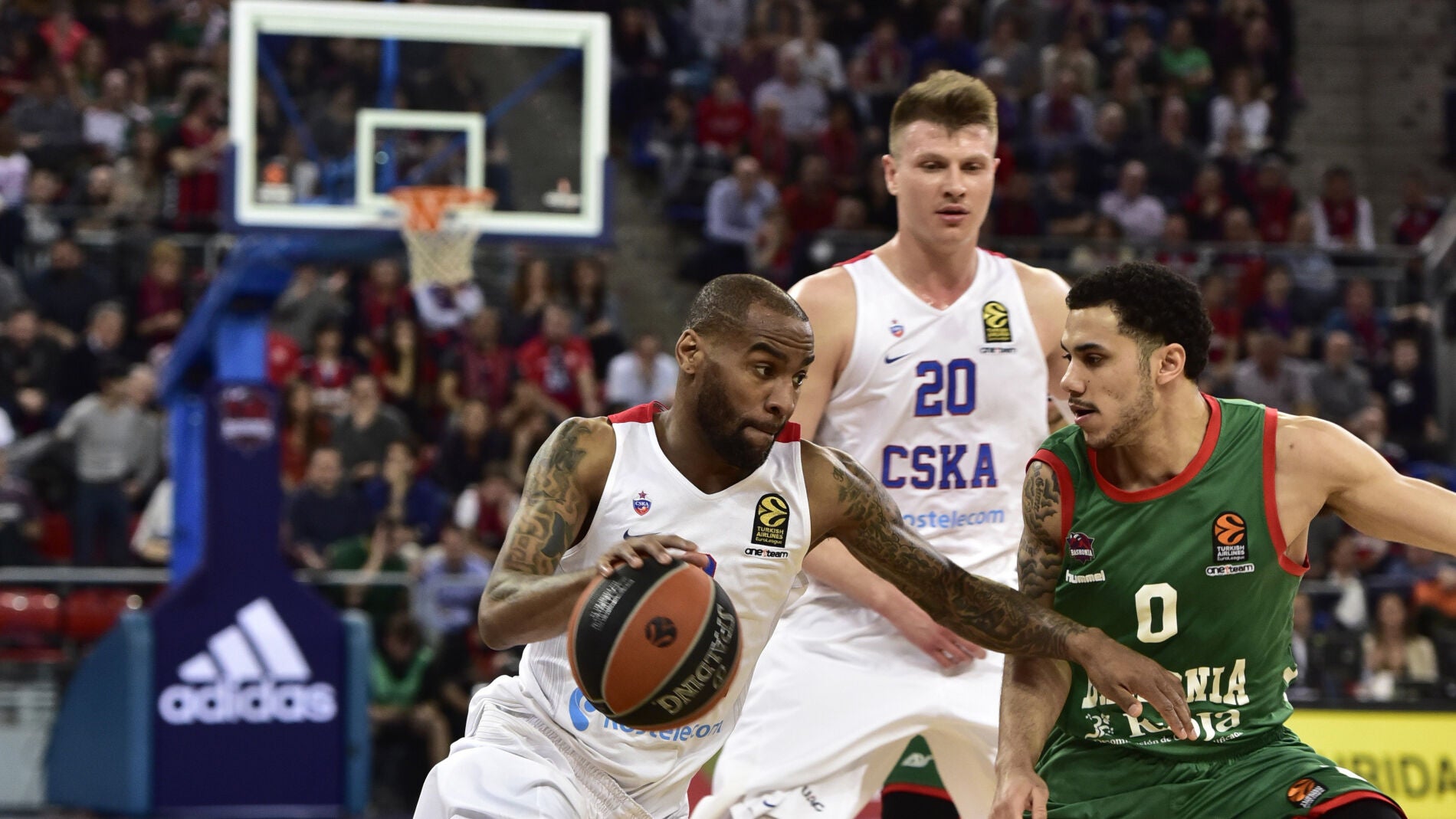 Aaron Jackson trata de superar a Shane Larkin