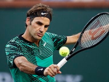Roger Federer realizando un revés