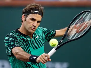Roger Federer realizando un revés Roger Federer realizando un revés