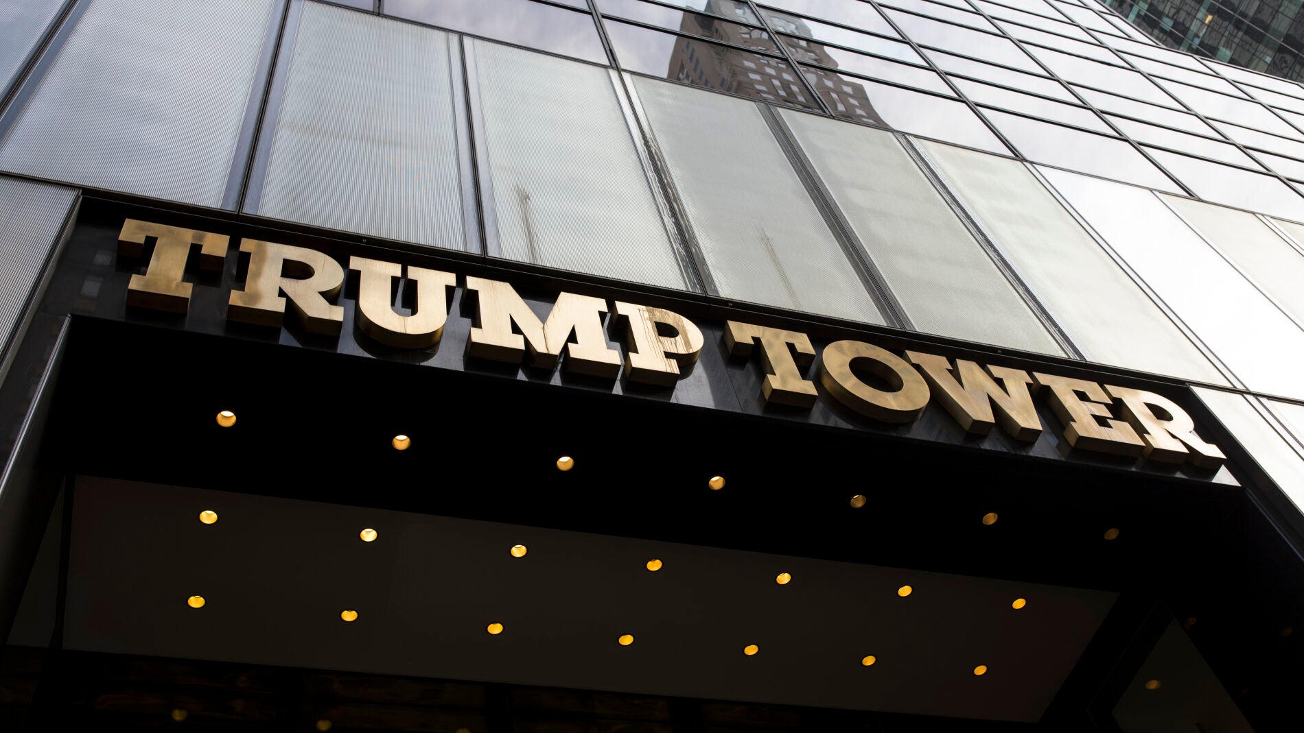 Robado un ordenador con planos de la Torre Trump y correos de Clinton