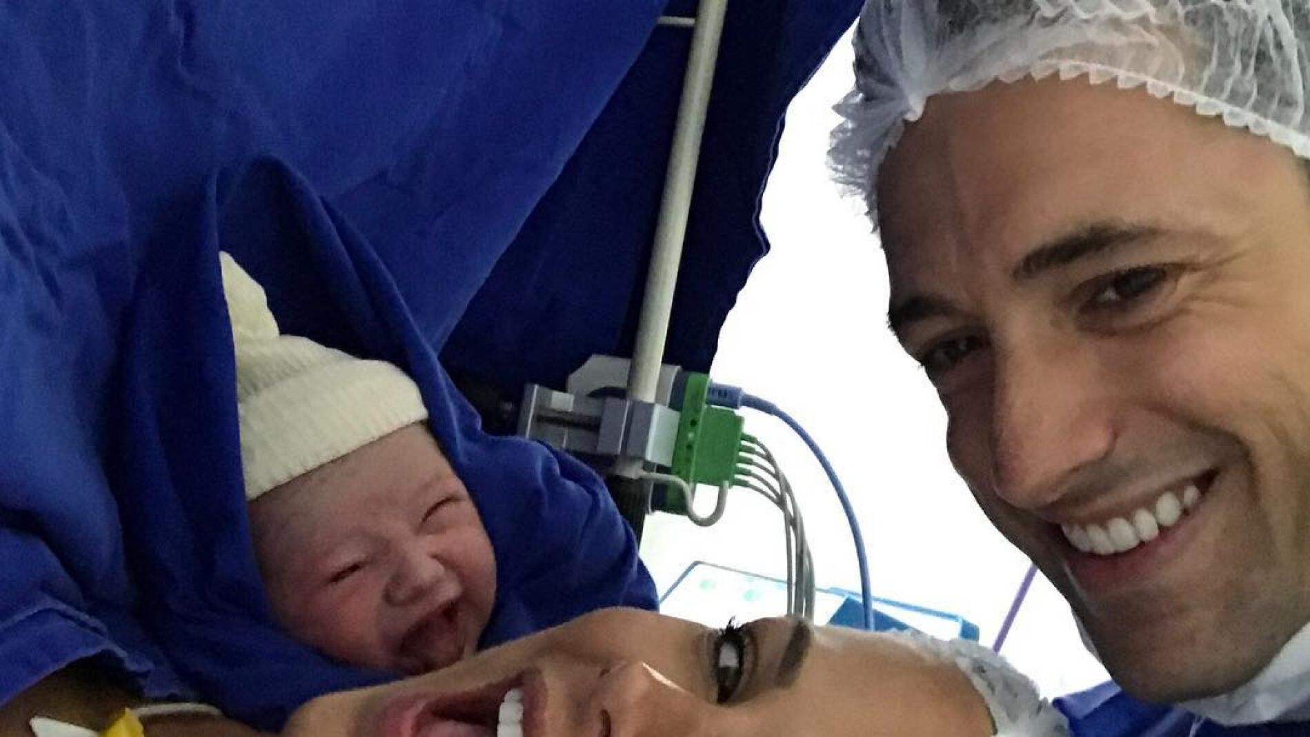 Carmel posa junto a sus padres con una sonrisa