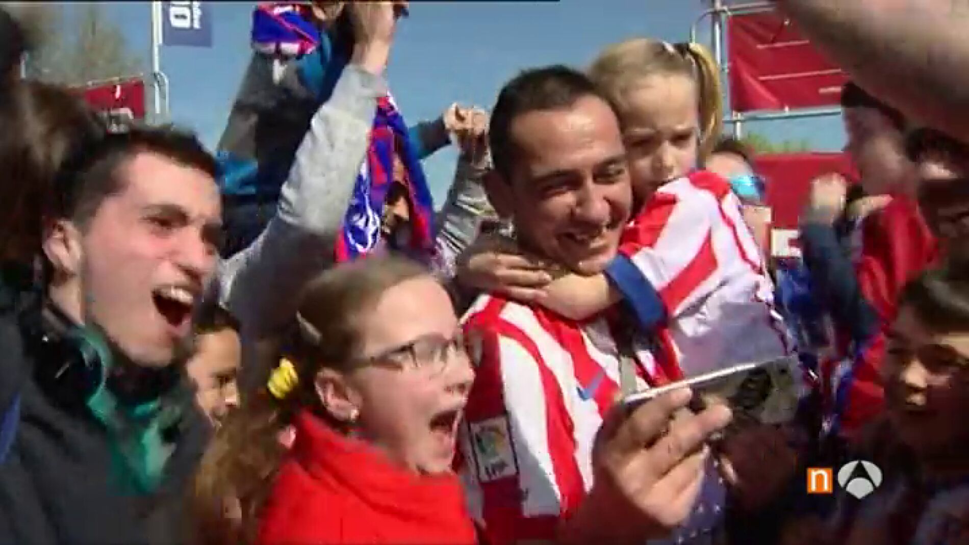 Frame 54.145 de: La afici&oacute;n del Atl&eacute;tico de Madrid celebra el cruce con el Leicester