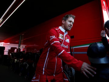 Vettel, en el box de Ferrari