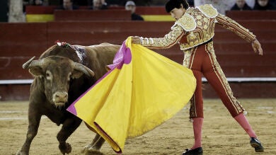 Roca Rey, el torero de moda, sale por la puerta grande de Valencia
