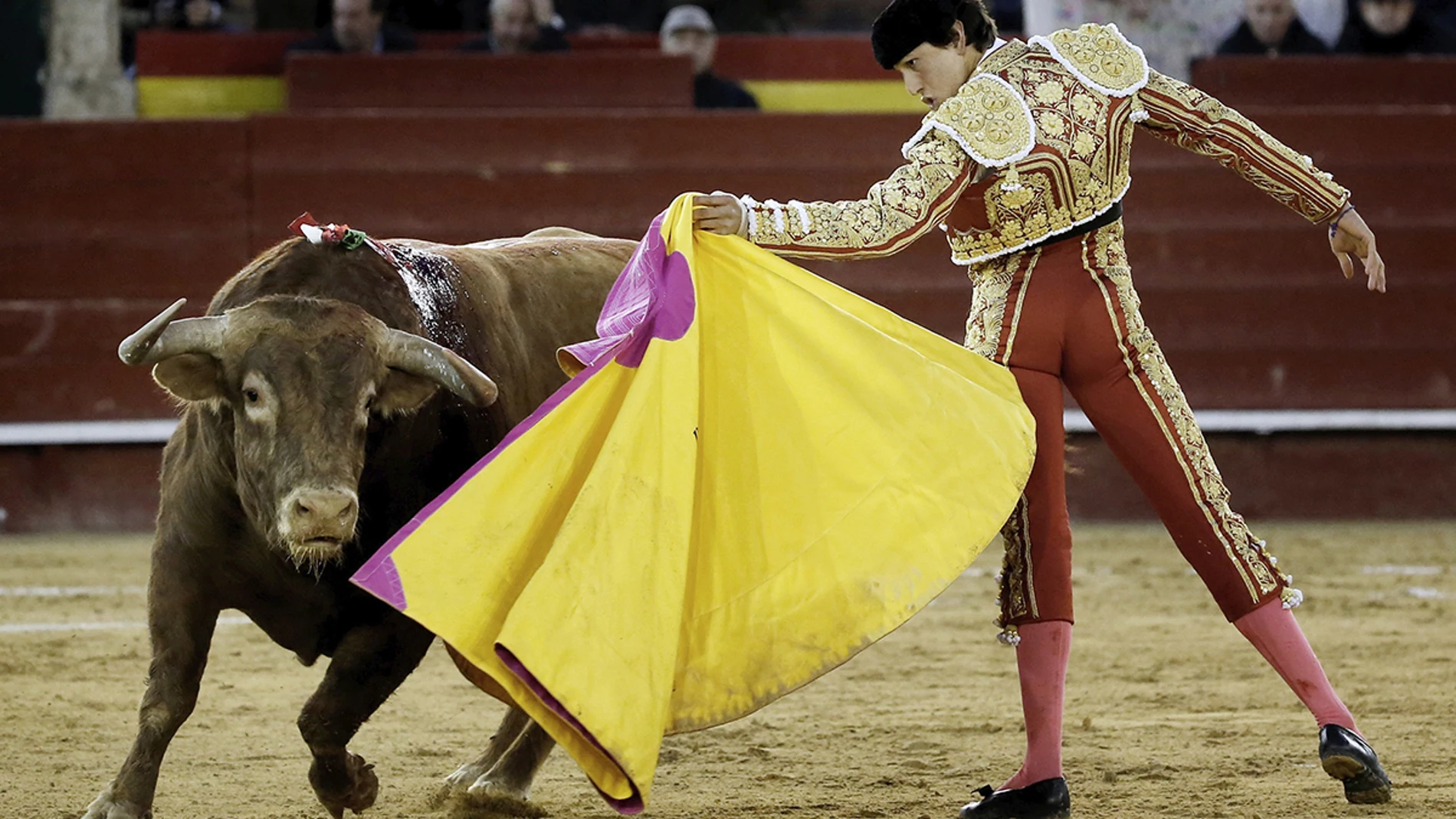Roca Rey, el torero de moda, también se impone en Valencia