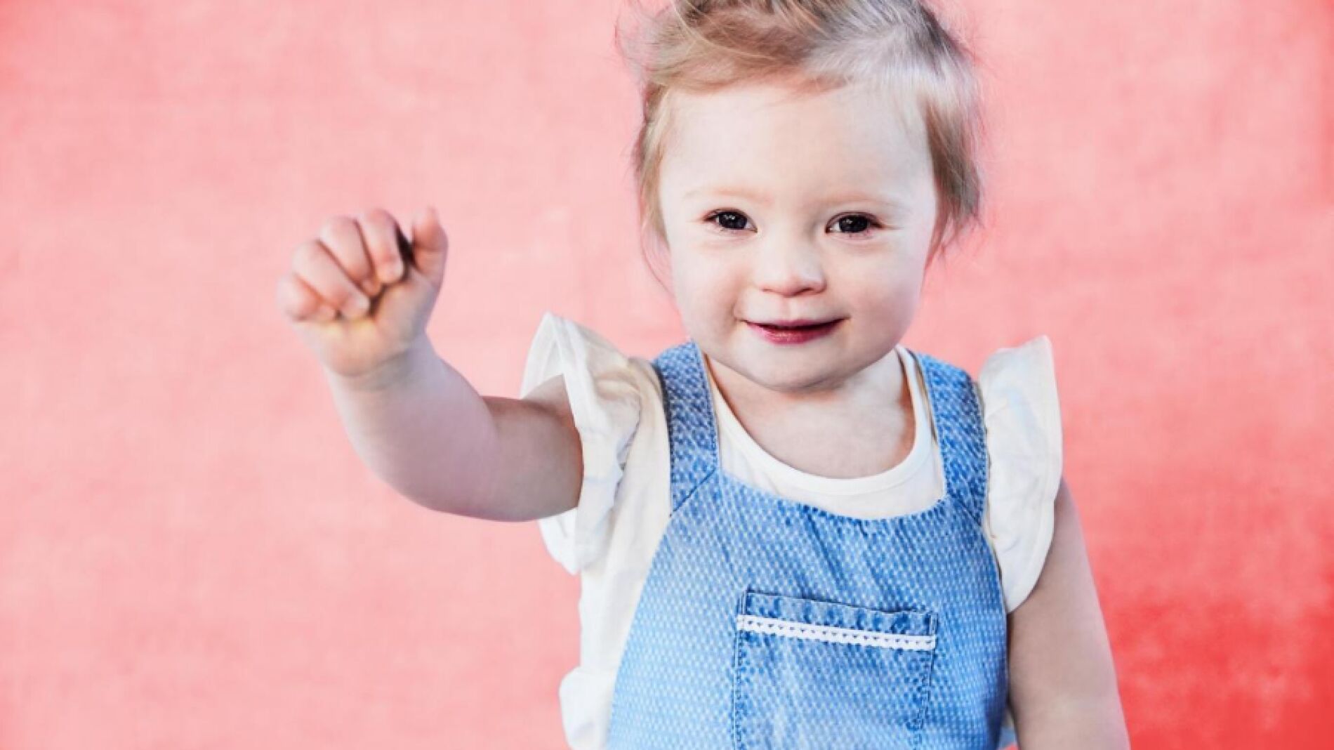 Ni&ntilde;a con s&iacute;ndrome de Down consigue un contrato como modelo