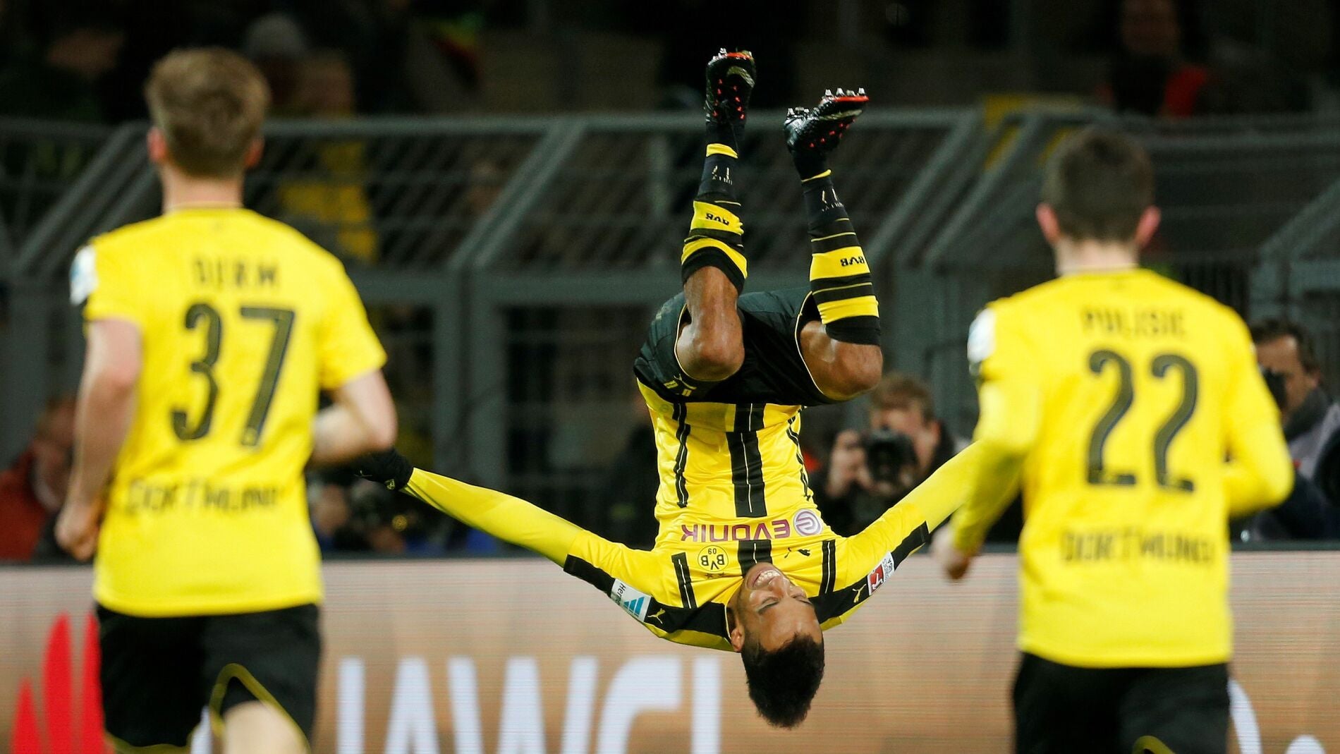 Aubameyang celebrando su gol