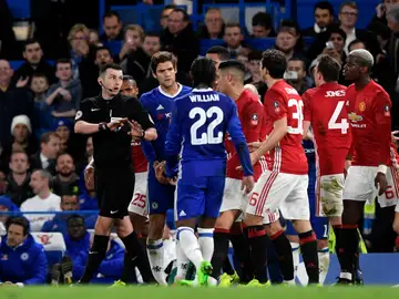 Jugadores del Manchester United dirigiéndose hacia el árbitro Jugadores del Manchester United dirigiéndose hacia el árbitro