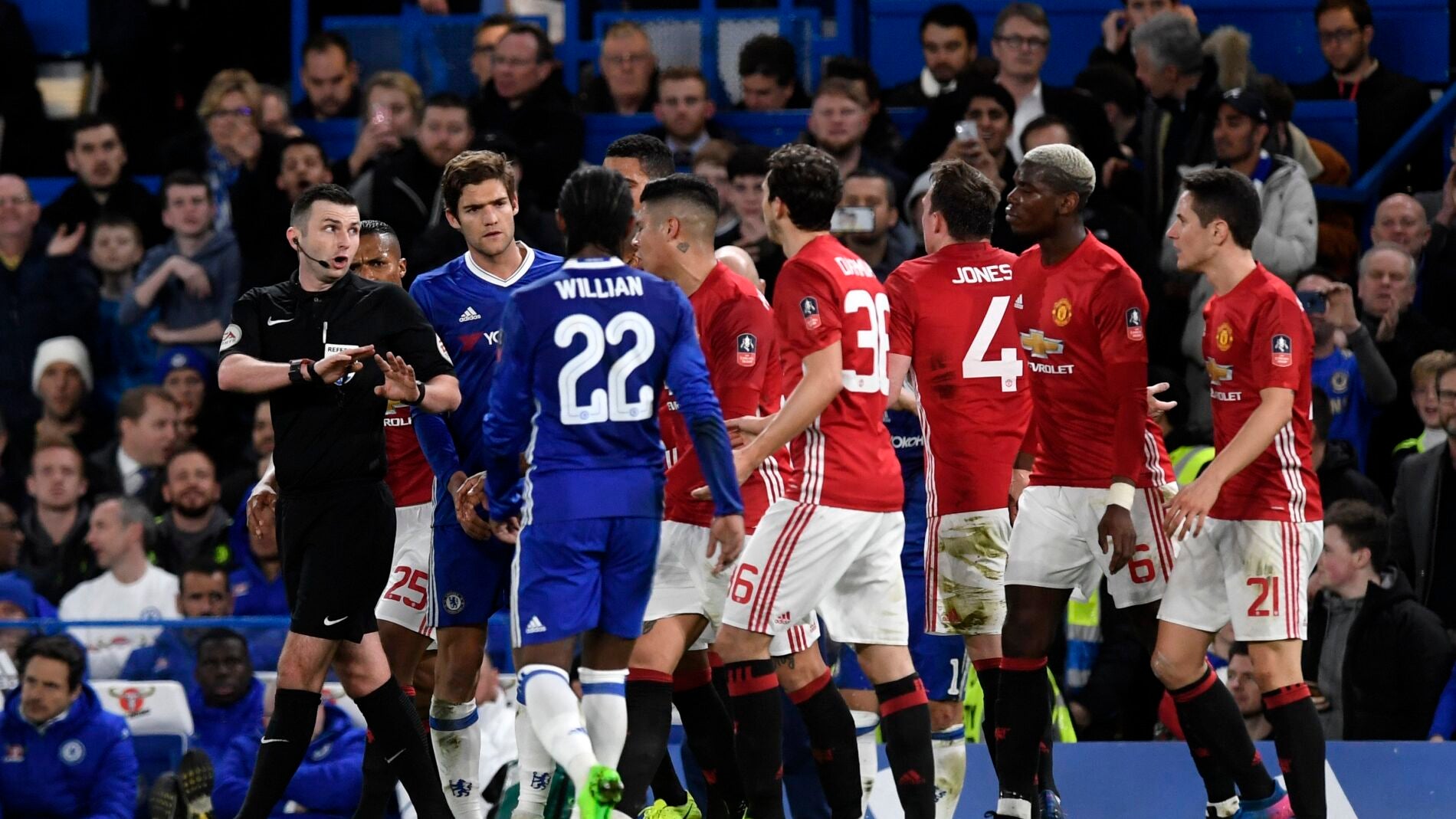 Jugadores del Manchester United dirigi&eacute;ndose hacia el &aacute;rbitro