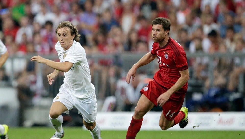 Xabi Alonso trata de detener a Modric en un Bayern-Real Madrid