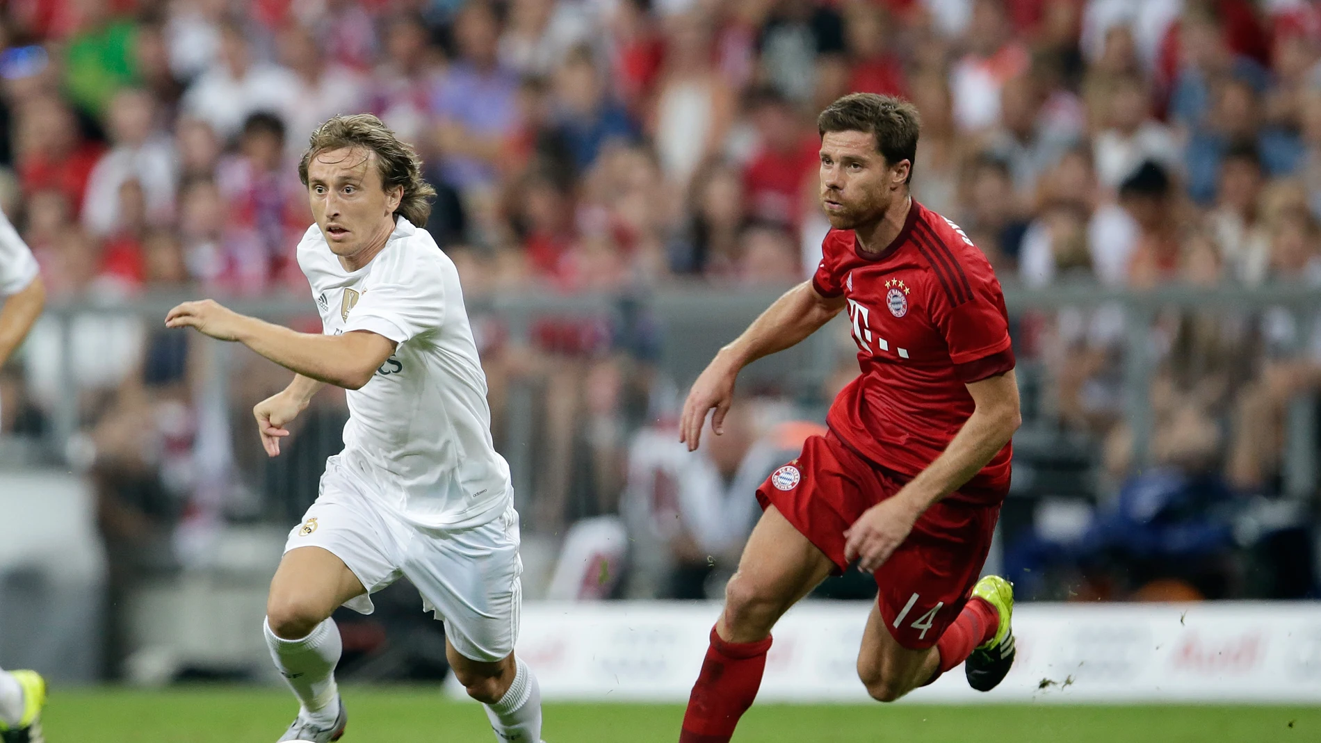 Xabi Alonso trata de detener a Modric en un Bayern-Real Madrid