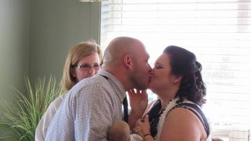 Los padres de Conner se casan en la unidad de cuidados paliativos donde atienden al bebé