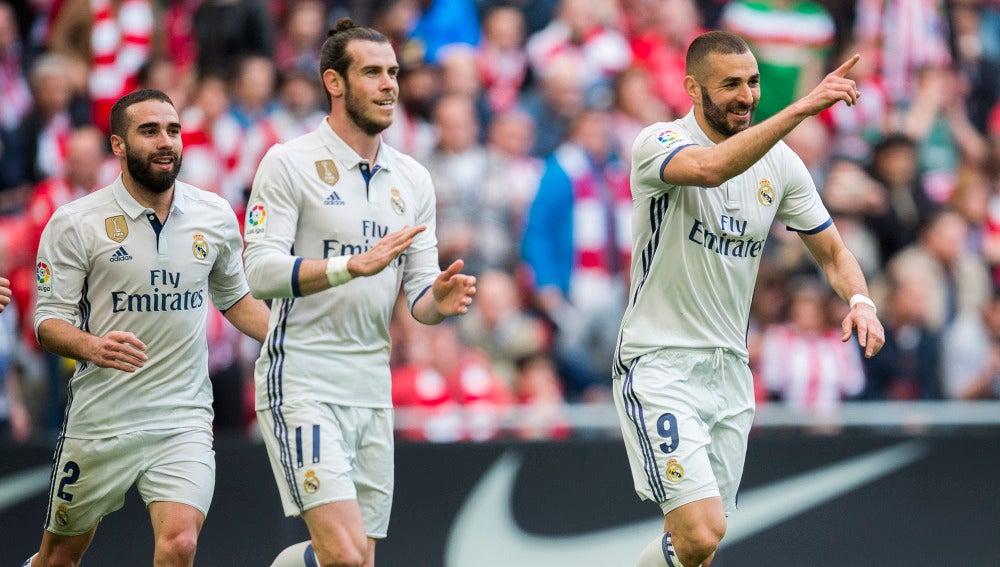 Benzema celebra el 0-1 en San Mamés