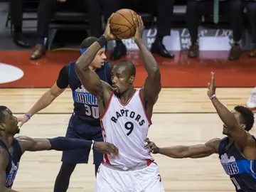 Ibaka, con el balón Ibaka, con el balón