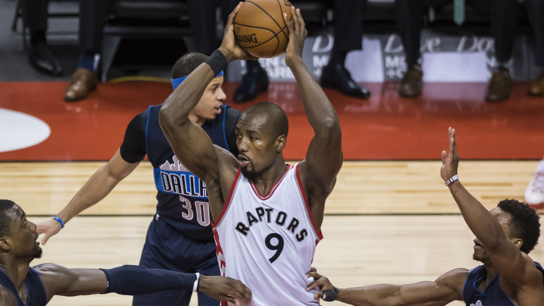 Ibaka, con el bal&oacute;n