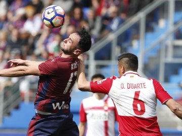 Kike García disputa un balón con Óscar Duarte 