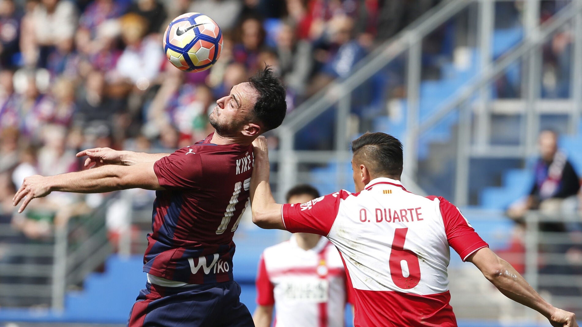 Kike Garc&iacute;a disputa un bal&oacute;n con &Oacute;scar Duarte 