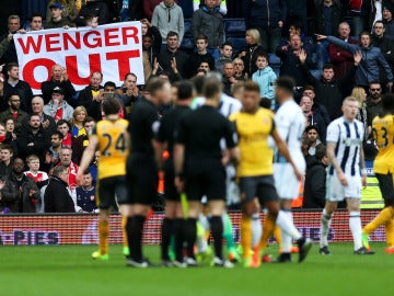 Los jugadores del Arsenal se retiran del campo tras la derrota