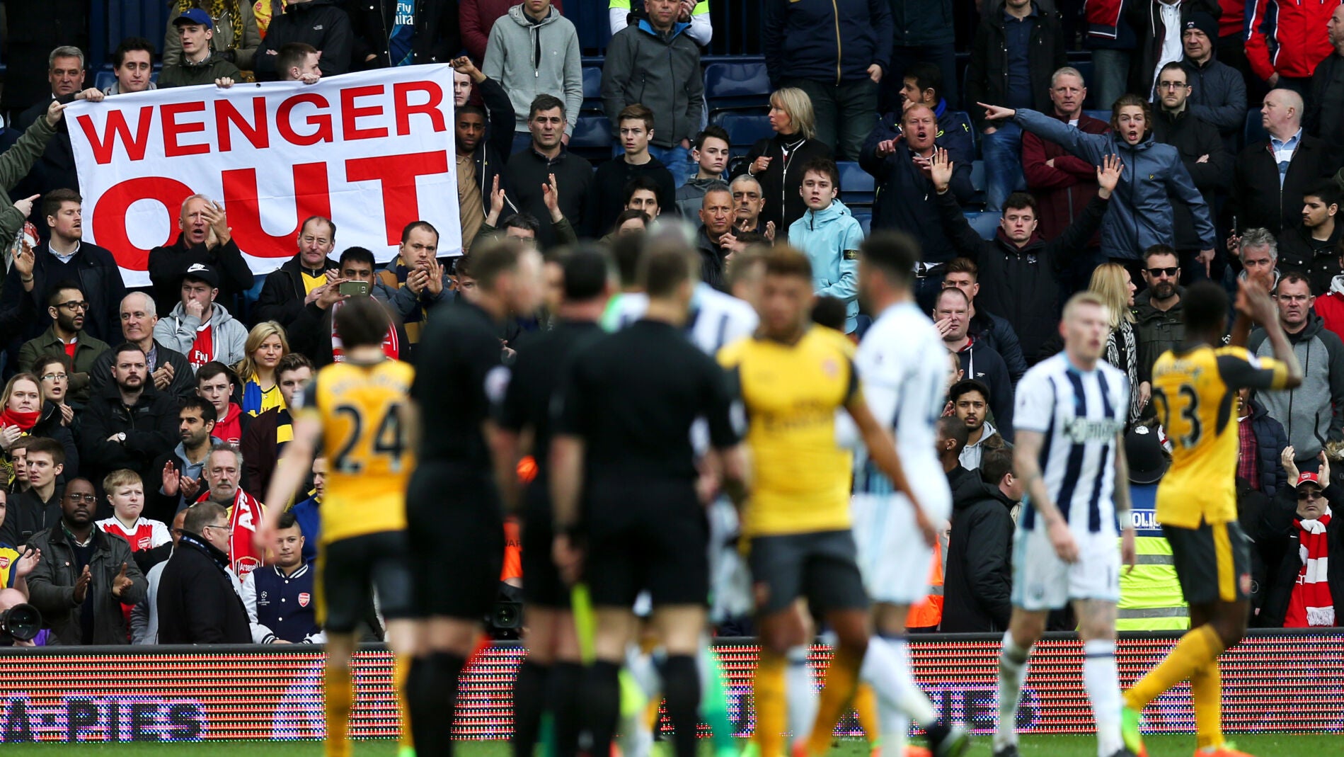 Los jugadores del Arsenal se retiran del campo tras la derrota