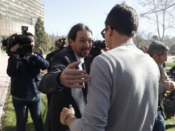 Pablo Iglesias saluda a Íñigo Errejón