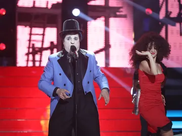 Miguel Machín canta a su querida ‘Lola, Lola’ transformado en Javier Gurruchaga Miguel Machín canta a su querida ‘Lola, Lola’ transformado en Javier Gurruchaga