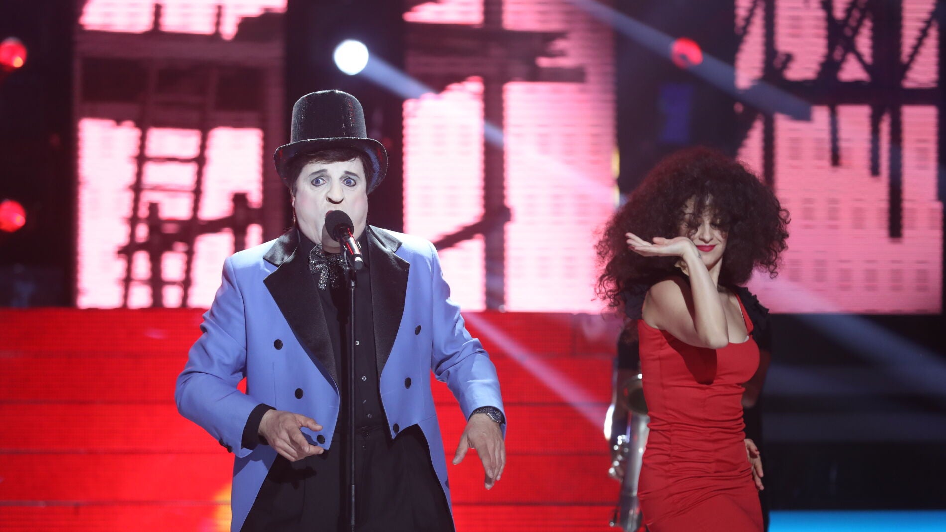 Miguel Mach&iacute;n canta a su querida &lsquo;Lola, Lola&rsquo; transformado en Javier Gurruchaga