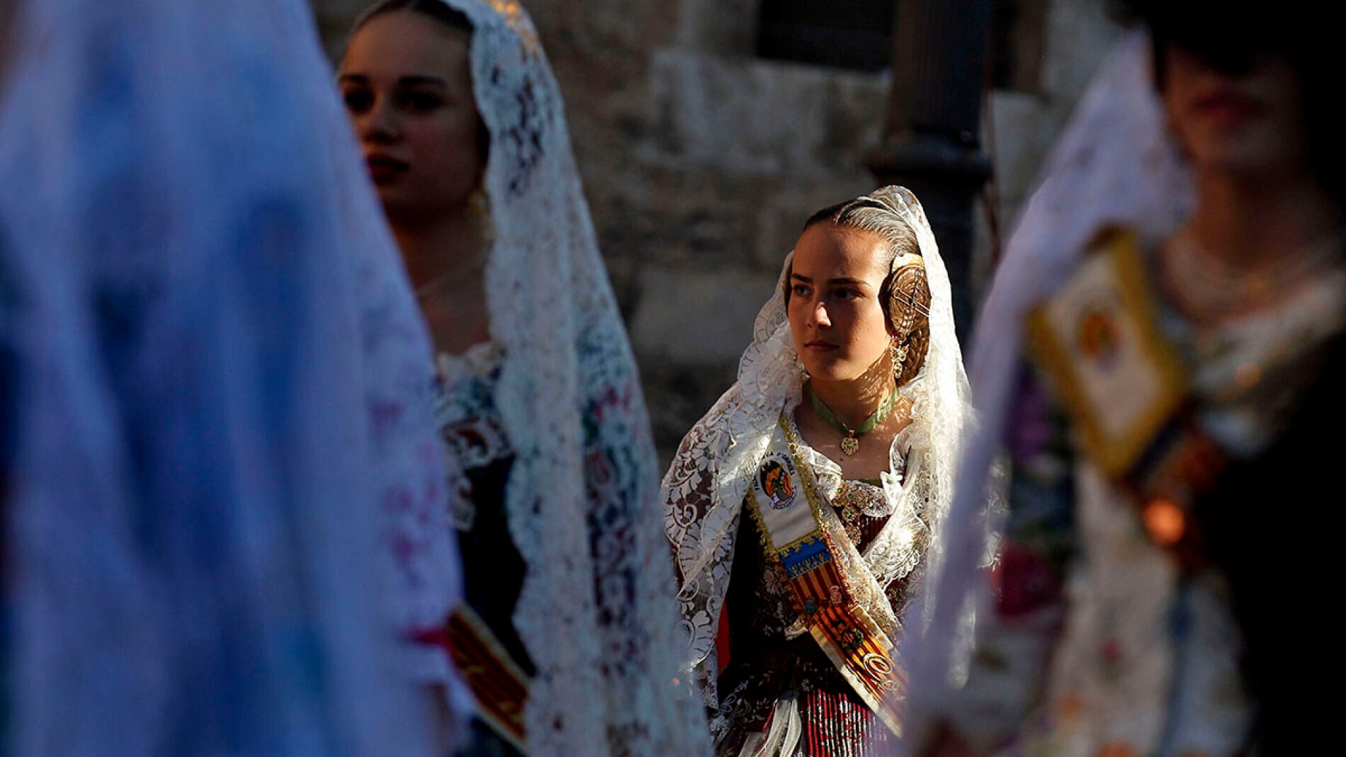 Varias falleras durante el acto de colocaci&oacute;n del manto a la Virgen