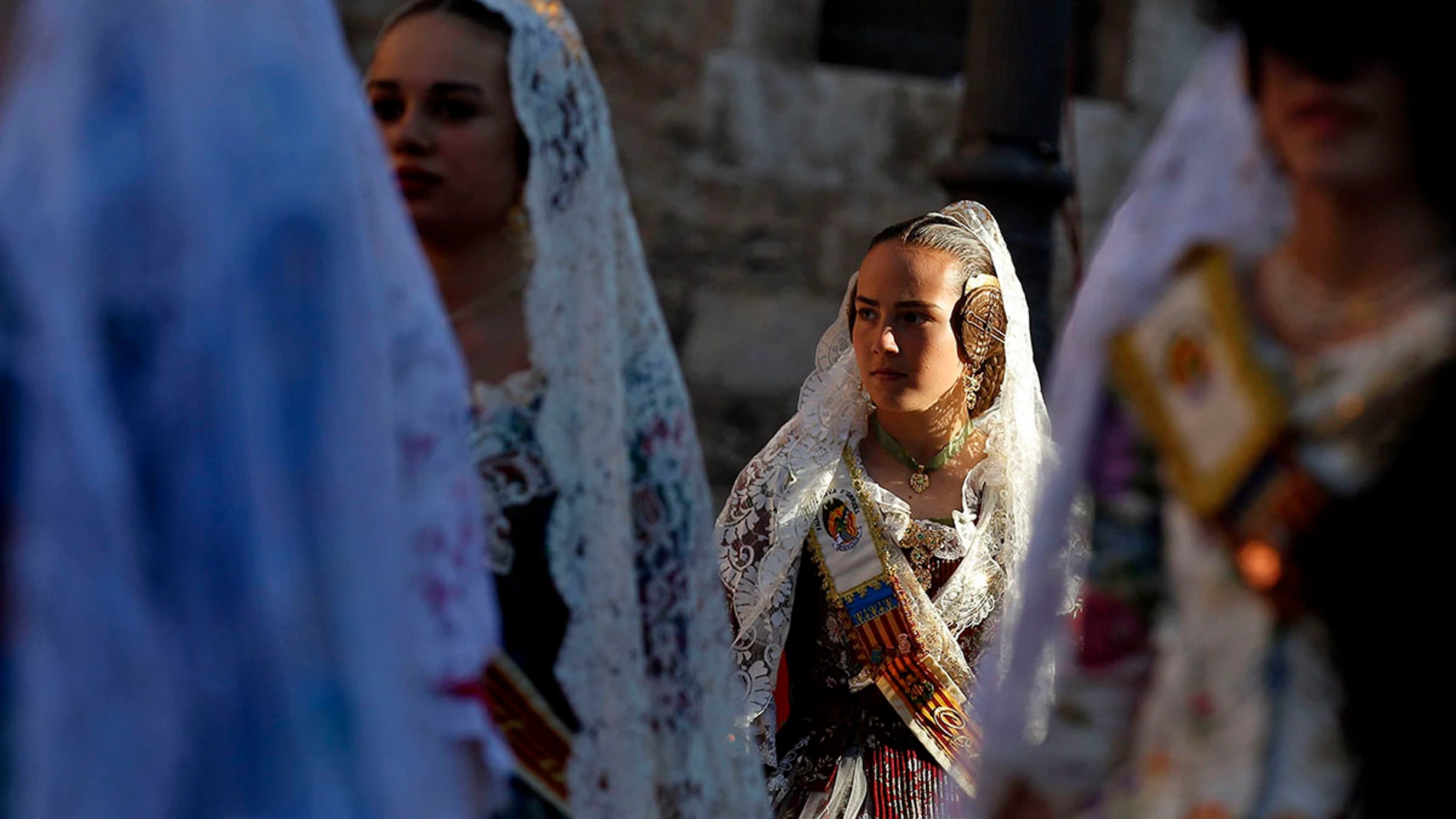 Varias falleras durante el acto de colocación del manto a la Virgen Varias falleras durante el acto de colocación del manto a la Virgen