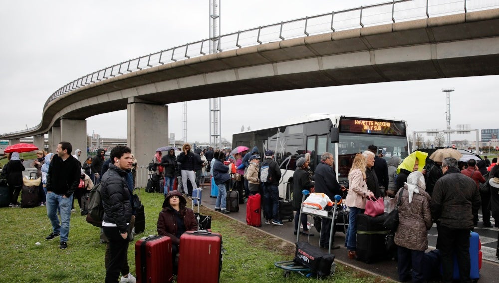Pasajeros evacuados del aeropuerto de Orly