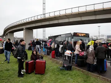 Pasajeros evacuados del aeropuerto de Orly Pasajeros evacuados del aeropuerto de Orly
