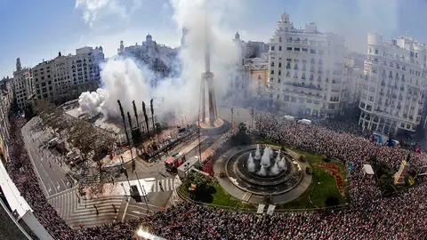 Miles de personas ocupan Valencia por Fallas Miles de personas ocupan Valencia por Fallas
