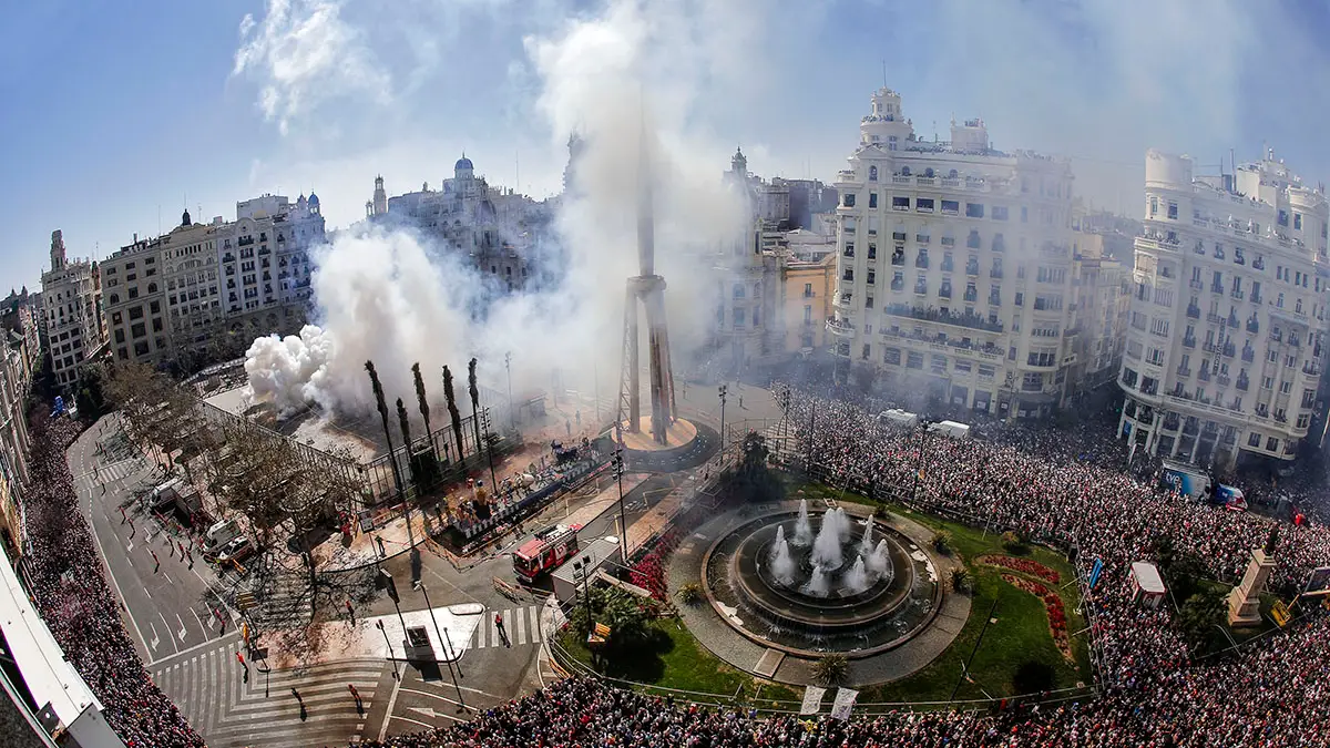 Miles de personas ocupan Valencia por Fallas Miles de personas ocupan Valencia por Fallas
