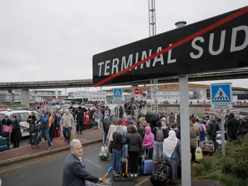 Personas evacuadas del aeropuerto de Orly Personas evacuadas del aeropuerto de Orly