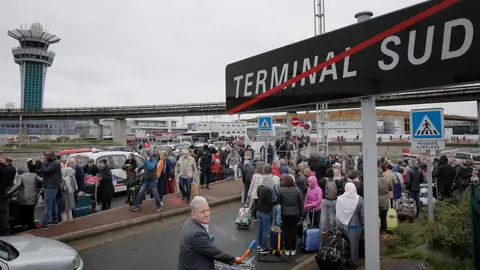 Personas evacuadas del aeropuerto de Orly Personas evacuadas del aeropuerto de Orly