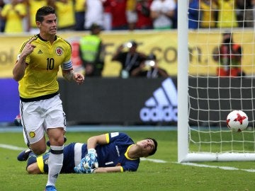 James celebra su gol con Colombia