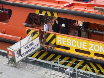 El barco de Salvamento Marítimo "Clara Campoamor" el pasado miércoles mientras se preparaba para participar en la búsqueda de los pescadores desaparecidos El barco de Salvamento Marítimo "Clara Campoamor" el pasado miércoles mientras se preparaba para participar en la búsqueda de los pescadores desaparecidos