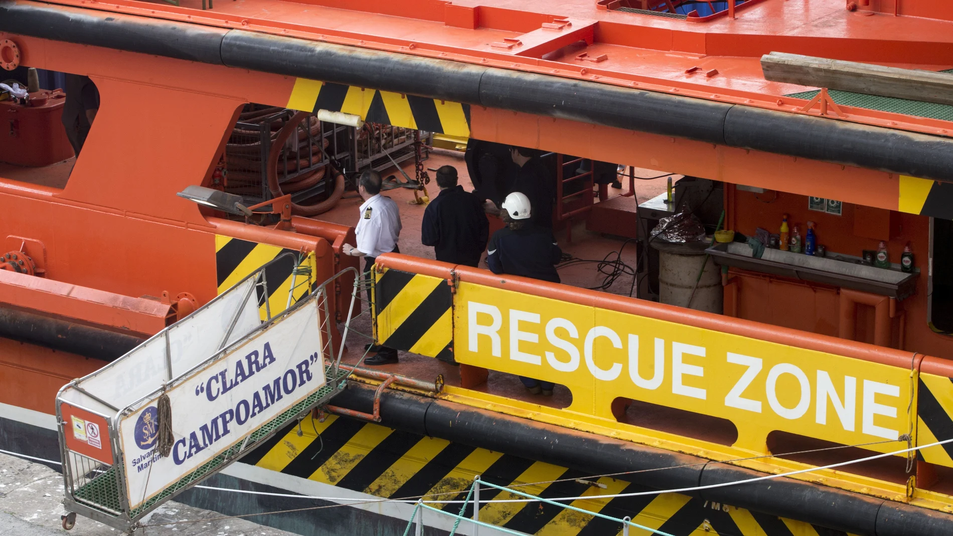 El barco de Salvamento Marítimo "Clara Campoamor" el pasado miércoles mientras se preparaba para participar en la búsqueda de los pescadores desaparecidos El barco de Salvamento Marítimo "Clara Campoamor" el pasado miércoles mientras se preparaba para participar en la búsqueda de los pescadores desaparecidos