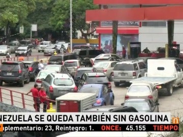 Frame 4.876666 de: Espectaculares colas en Venezuela por el fallo en el suministro de gasolina