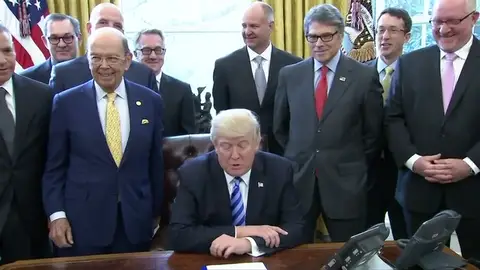 Frame 33.828719 de: Trump autoriza la construcción del oleoducto Keystone ante la oposición de los ecologistas Frame 33.828719 de: Trump autoriza la construcción del oleoducto Keystone ante la oposición de los ecologistas
