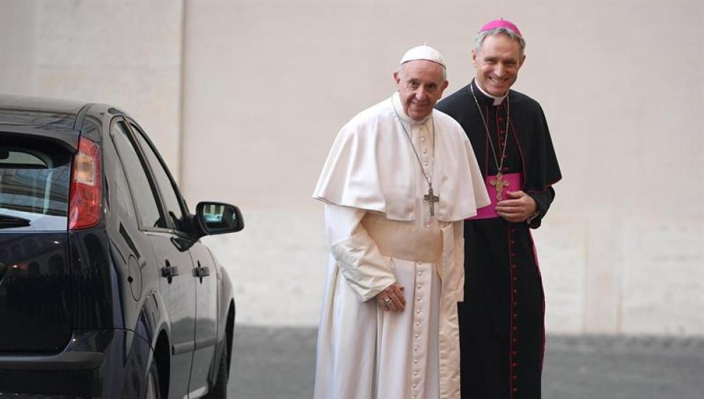 El Papa Francisco junto al arzobispo Georg Ganswei