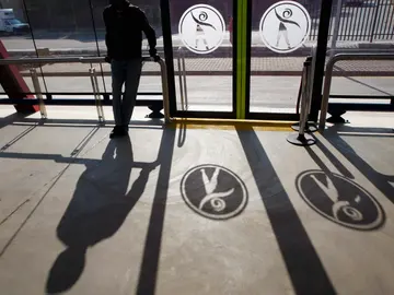 Una persona espera en la parada del autobús en Johannesburgo (Sudáfrica) Una persona espera en la parada del autobús en Johannesburgo (Sudáfrica)