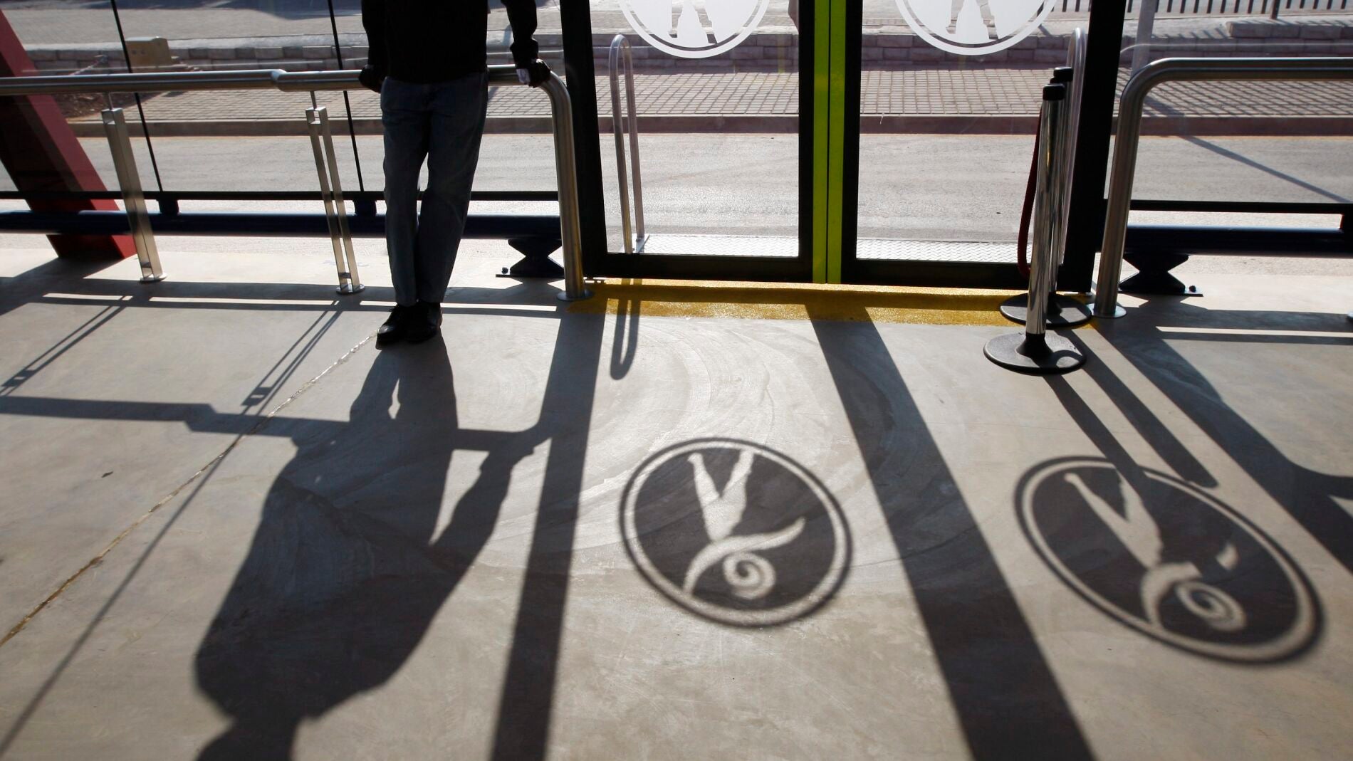 Una persona espera en la parada del autob&uacute;s en Johannesburgo (Sud&aacute;frica)