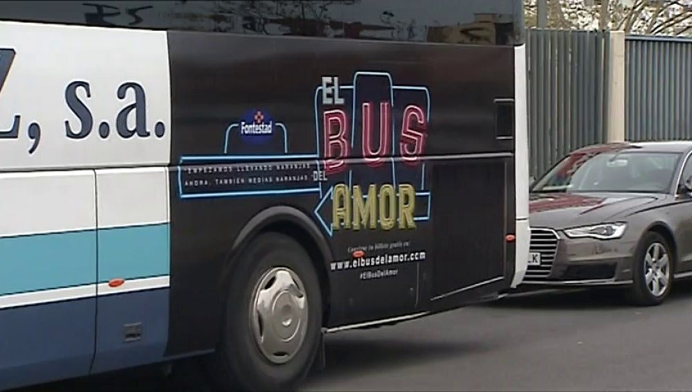 Frame 0.0 de: Mil enamorados viajan gratis entre Valencia y Madrid a bordo del Bus del Amor”