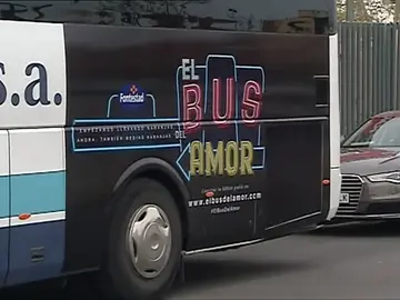 Frame 0.0 de: Mil enamorados viajan gratis entre Valencia y Madrid a bordo del Bus del Amor” Frame 0.0 de: Mil enamorados viajan gratis entre Valencia y Madrid a bordo del Bus del Amor”
